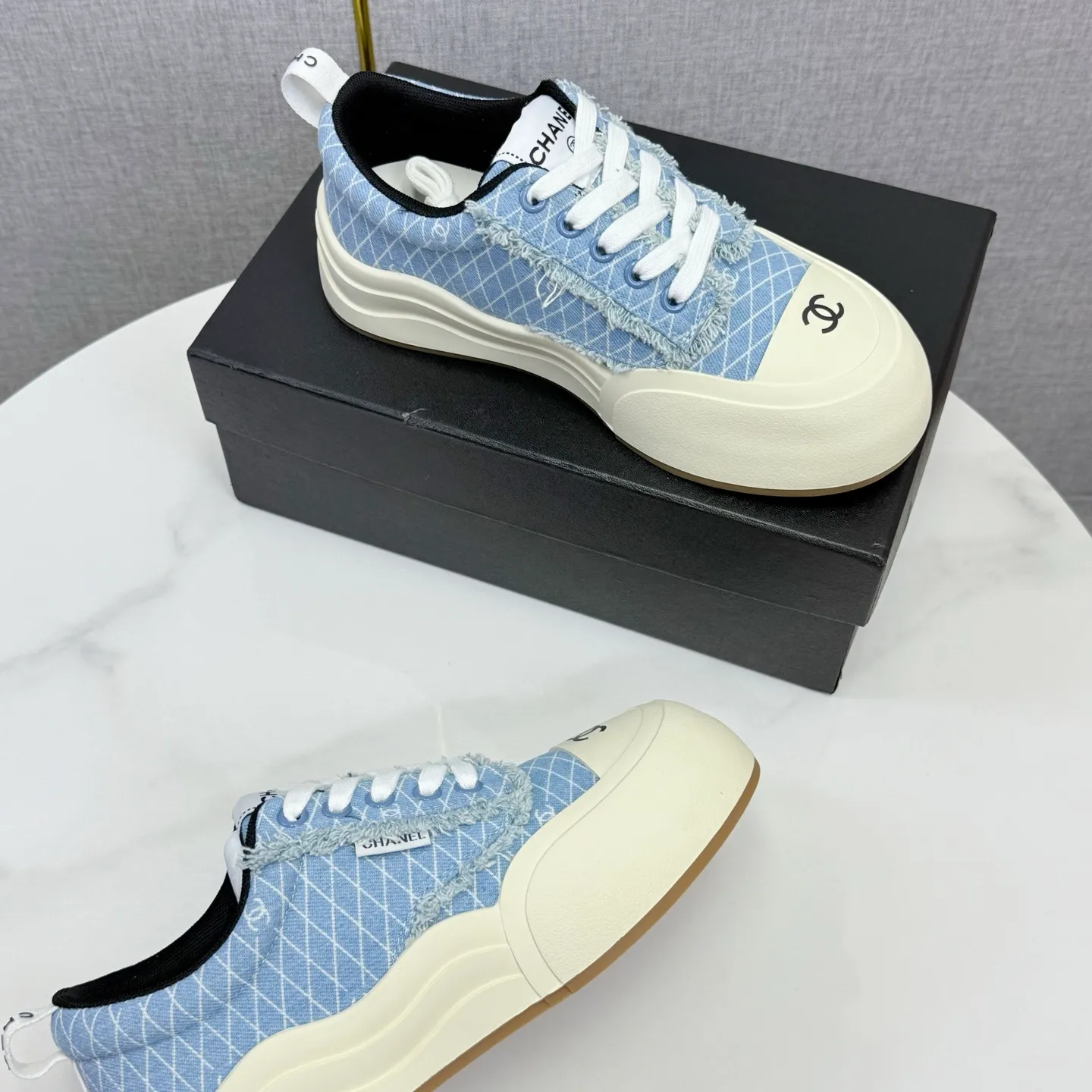 👟👟Ex-factory price 600👟👟Chanel Panda Shoes! 2025 counter's top casual sports shoes, this classic design; the upper is in the style of electric embroidery with various techniques; the outsole is fashionable and sporty; the unusual inclusion of a variety of color matching elements... The diversified mix and match is very good-looking and versatile, and can be used for leisure, fashion, sports, and outdoor... ꫛꫀꪝ Go➫ Materials: ❶Upper made of: original imported first-layer silk cowhide + original version waterproof cloth + original first-layer cowhide ❷Inner lining: Original Yangli+wang ❸ Outsole based on: Original TPU combination outsole Counter boutique packaging complete set for women 35–41